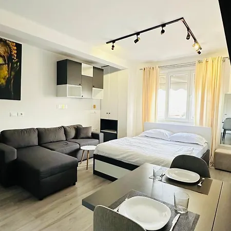 24/7 Self Check-in *