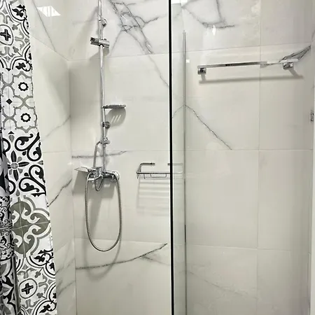 24/7 Self Check-in *